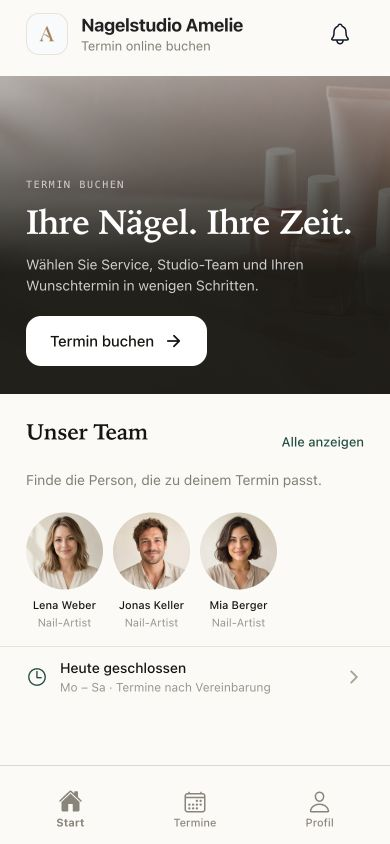 Echte mobile Planbar-Startseite des fiktiven Nagelstudios Amelie mit eigenem Logo, Studiofoto, Teamporträts und Terminbuchung.